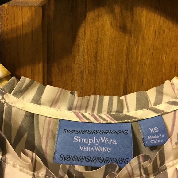 Vera Wang amazingly stylish flutter sleeve top - Picture 4 of 7